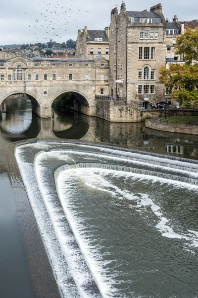 Bath, england / europa - oktober 18: blick auf pulteney bridge in b — Stockfoto