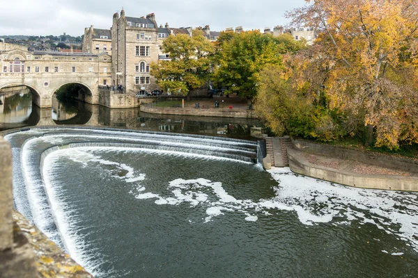 BATH, ANGLETERRE / EUROPE - 18 OCTOBRE : Vue du pont Pulteney en B — Photo