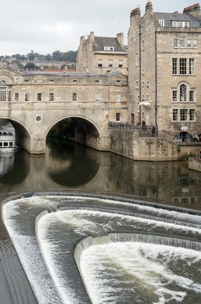 BAÑO, INGLATERRA / EUROPA - 18 DE OCTUBRE: Vista del Puente Pulteney en B — Foto de Stock