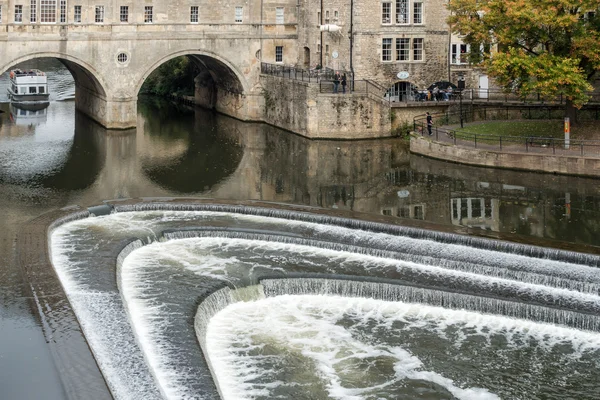 Bath, england / europa - oktober 18: blick auf pulteney bridge in b — Stockfoto