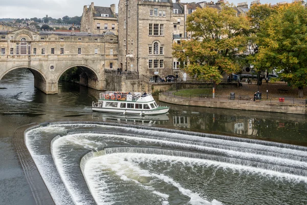 Bath, Anglie / Evropa – 18. října: pohled na Pulteney Bridge v B — Stock fotografie