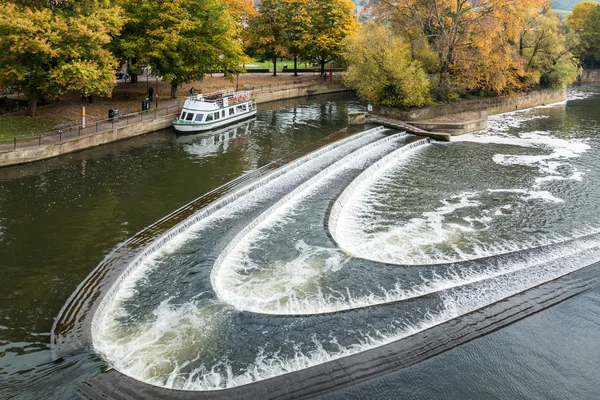 BAGNO, INGHILTERRA / EUROPA - 18 OTTOBRE: Tour in barca vicino alla diga — Foto Stock