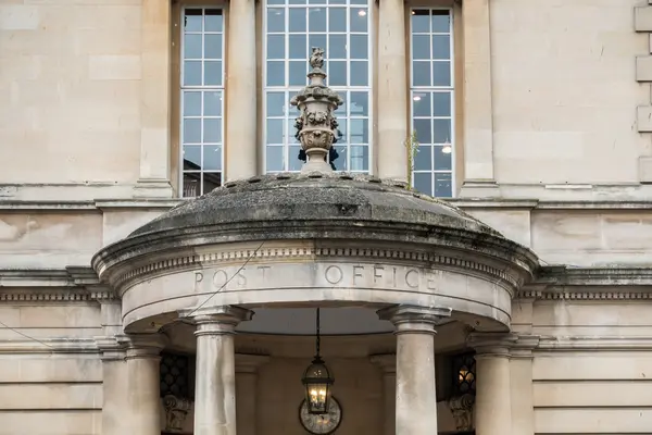 BAÑO, INGLATERRA / EUROPA - 18 DE OCTUBRE: Vista de la antigua oficina de correos —  Fotos de Stock