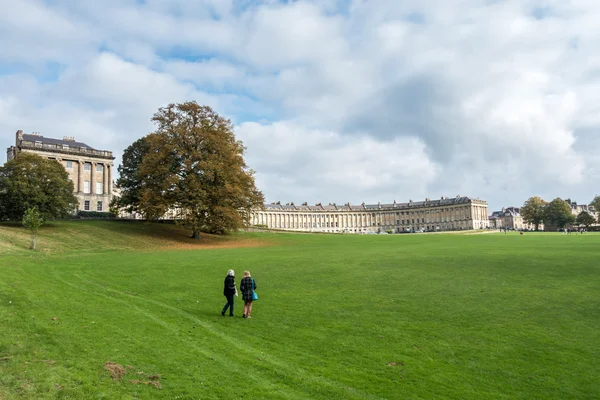 Kąpiel w Anglii / Europa - 18 października: widok z ulicy Royal Crescent i — Zdjęcie stockowe