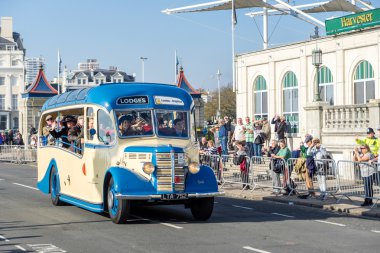 BRIGHTON, EAST SUSSEX/UK - NOVEMBER 1 : Old Bus approaching the