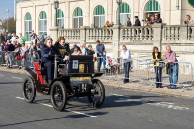 BRIGHTON, EAST SUSSEX/UK - NOVEMBER 1 : Car approaching the Fini