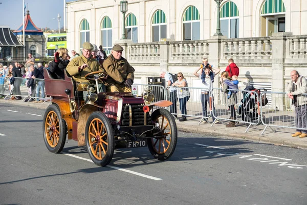 BRIGHTON, SUSSEX DE L'EST / ROYAUME-UNI - 1er NOVEMBRE : Voiture approchant des Fini — Photo