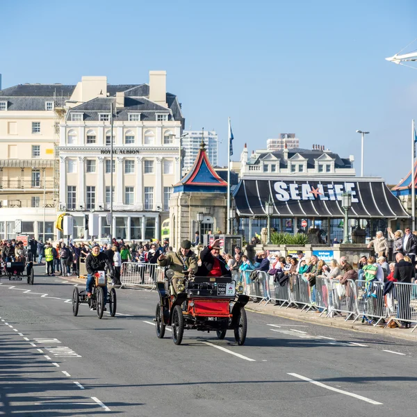 BRIGHTON, EAST SUSSEX / UK - NOVEMBRO 1: Carros que se aproximam da barbatana — Fotografia de Stock