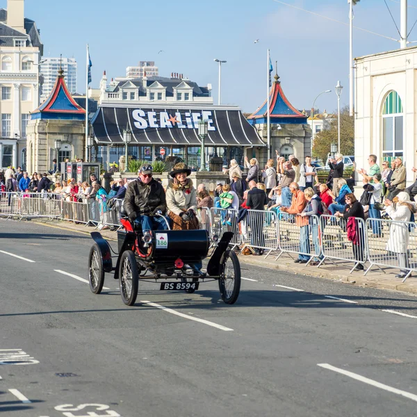 BRIGHTON, EAST SUSSEX/UK - NOVEMBER 1 : Car approaching the Fini — Stock Fotó