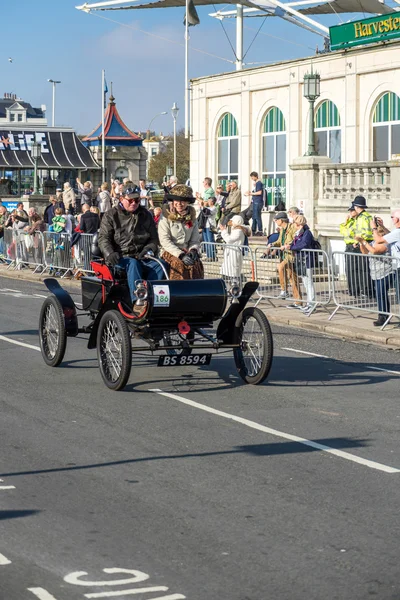 BRIGHTON, EAST SUSSEX/UK - NOVEMBER 1 : Car approaching the Fini — Stock Photo, Image