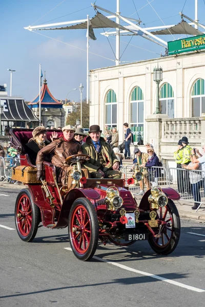 BRIGHTON, EAST SUSSEX/UK - NOVEMBER 1 : Car approaching the Fini — Stock Photo, Image