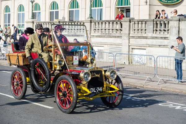 BRIGHTON, EAST SUSSEX / UK - NOVEMBER 1: Car approaching the Fini — стоковое фото