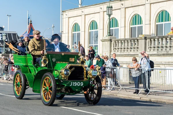 BRIGHTON, EAST SUSSEX / UK - NOVEMBRO 1: Carro se aproximando do Fini — Fotografia de Stock