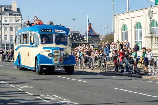 BRIGHTON, EAST SUSSEX/UK - NOVEMBER 1 : Old Bus approaching the — Stock Photo, Image