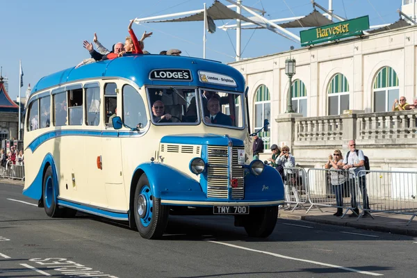 BRIGHTON, EAST SUSSEX/UK - NOVEMBER 1 : Old Bus approaching the — Stock Photo, Image