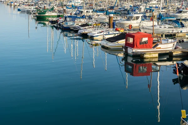 : Brighton East Sussex/Uk - 1 November båtar i småbåtshamnen i B — Stockfoto