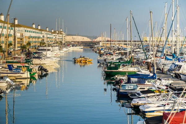 BRIGHTON, EAST SUSSEX / UK - NOVEMBER 1: Boats in the Marina in B — стоковое фото