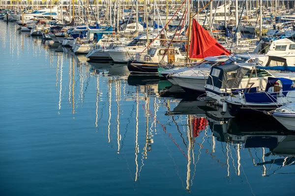 BRIGHTON, SUSSEX DE L'EST / ROYAUME-UNI - 1er NOVEMBRE : Bateaux dans la marina en B — Photo