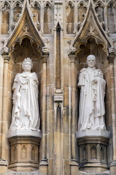 Canterbury, kent / uk - 12. November: neue Statuen der Königin elizabe — Stockfoto