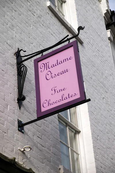 CANTERBURY, KENT / UK - NOVEMBER 12: Madame Oiseau shop sign in C — стоковое фото