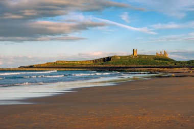 CRASTER, NORTHUMBERLAND/UK - AUGUST 20 : Sunset over Dunstanburg