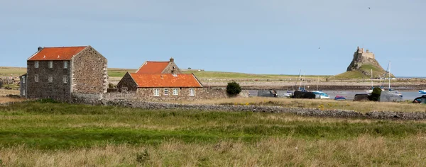 Lindisfarne castle, heilige insel / northumberland - august 16: vie — Stockfoto