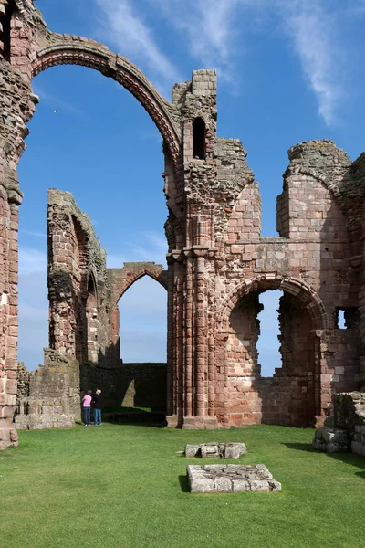 LINDISFARNE CASTLE, HOLY ISLAND/NORTHUMBERLAND - AUGUST 16 : Clo — 图库照片