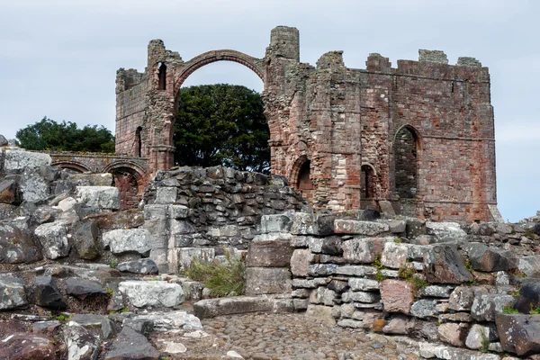 Lindisfarne castle, heilige insel / northumberland - august 16: rui — Stockfoto