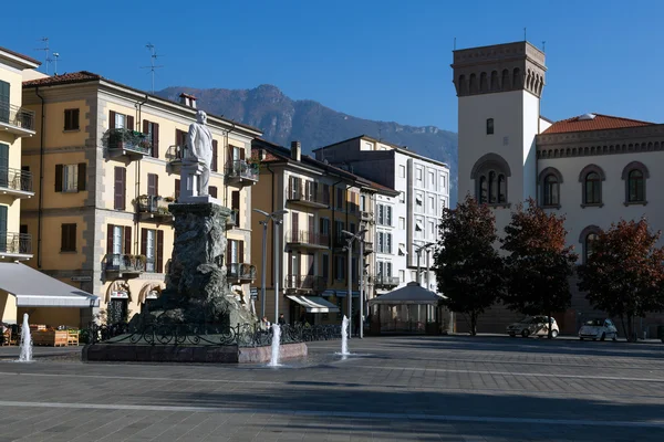 LECCO, LOMBARDIA / ITALIA 29 DE OCTUBRE: Estatua de Mario Cermenati i — Foto de Stock