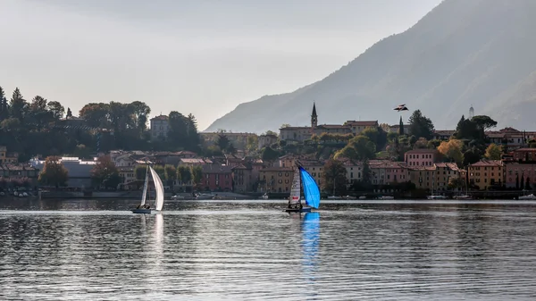 LAKE COMO, ITÁLIA / EUROPA - OUTUBRO 29: Navegação no Lago de Como Lecc — Fotografia de Stock