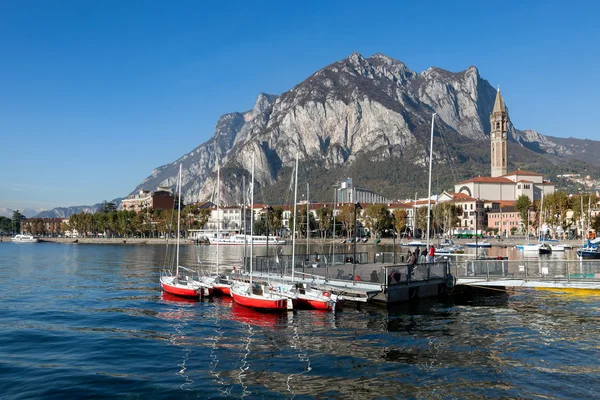 LAKE COMO, ITÁLIA / EUROPA - OUTUBRO 29: Barcos no Lago de Como Lecco — Fotografia de Stock