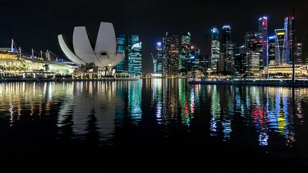 SINGAPORE - FEBRUARY 3 : Night-time view of Singapore on Februar — Stok fotoğraf