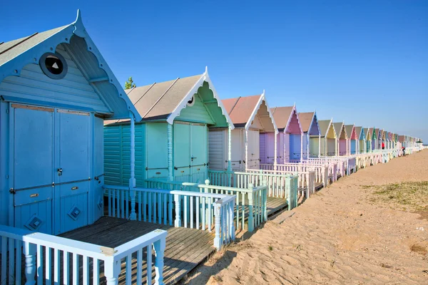 WEST MERSEA, ESSEX / UK - 24 DE JULIO: Cabañas de playa en West Mersea en —  Fotos de Stock