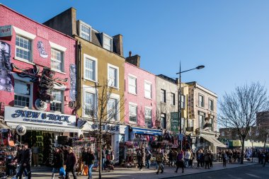 Londra - Aralık 9 : 9 Aralık'ta Londra'da Camden Lock Busy Street, 