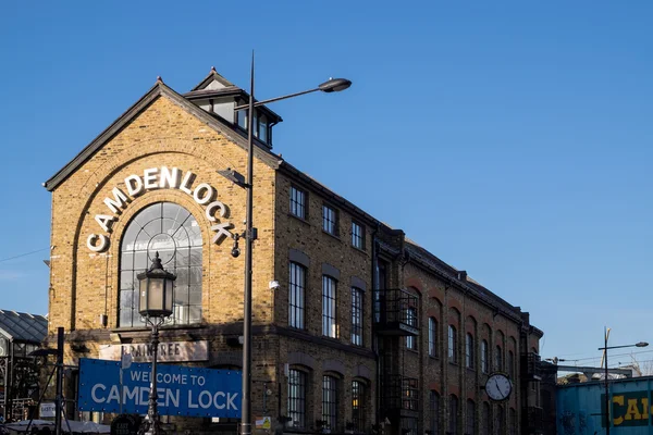 LONDON - DEC 9: Bygninger ved Camden Lock i London på dec 9, 20 – stockfoto