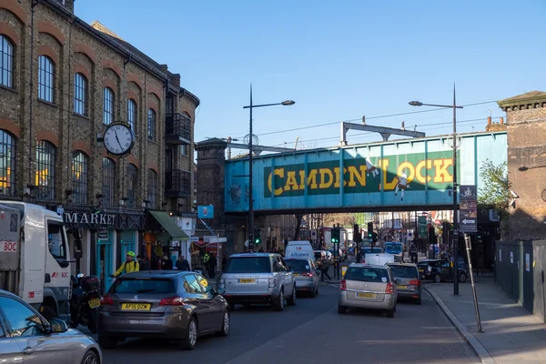 London-dec 9: upptagen gata på Camden Lock i London den 9 december, — Stockfoto