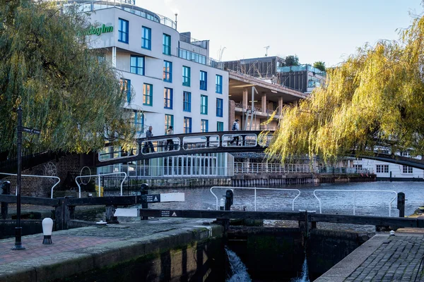 LONDON - DEC 9 : View of Regent's Canal at Camden Lock in London — Zdjęcie stockowe