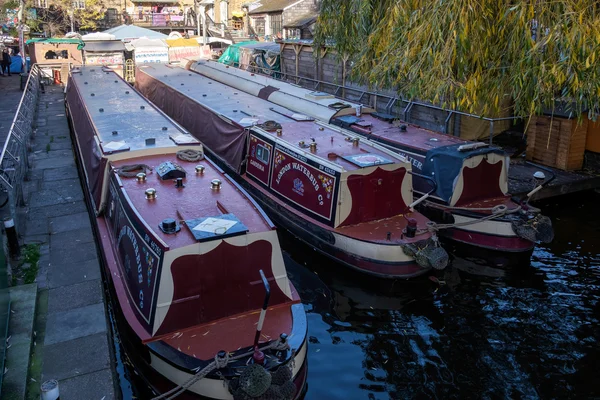 Londra - Aralık 9: Regent's gemilerde dar kanal Camden Lo — Stok fotoğraf