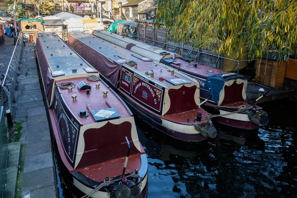 London - 9 Dec: smala båtar på Regent's Canal vid Camden Lo — Stockfoto