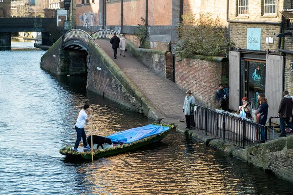 London - 9 Dec: Punting på Regent's Canal vid Camden Lock i — Stockfoto