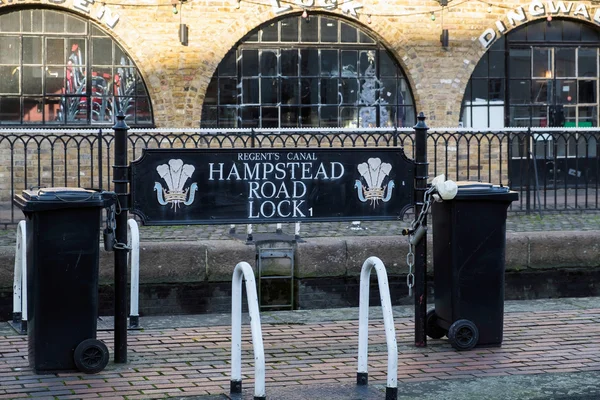 LONDON - DEC 9 : Hampstead Road Lock on the Regent's Canal in Lo — 图库照片