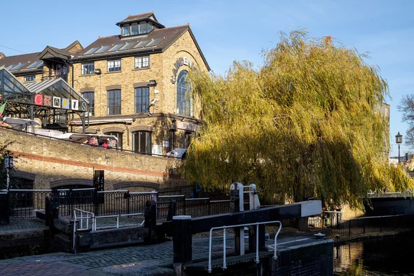 LONDON - DEC 9: View of Regent 's Canal ved Camden Lock i London – stockfoto