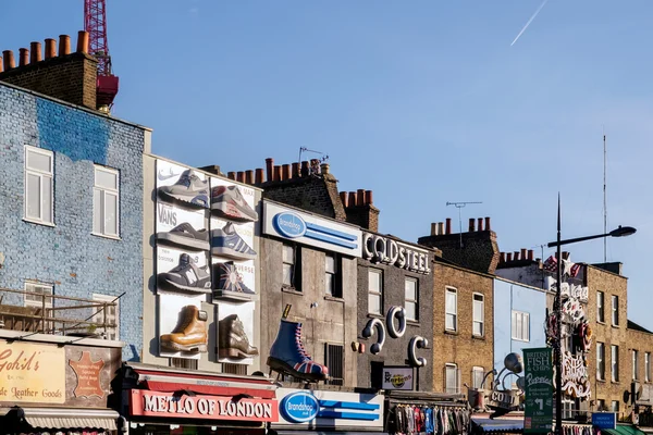 LONDRES - DIC 9: Vista de las tiendas de Camden Lock en Londres el 9 de diciembre — Foto de Stock