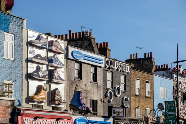 LONDRES - DIC 9: Vista de las tiendas de Camden Lock en Londres el 9 de diciembre — Foto de Stock