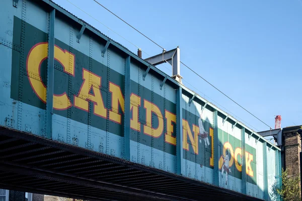 LONDRES - DIC 9: Puente ferroviario en Camden Lock en Londres el 12 de diciembre —  Fotos de Stock