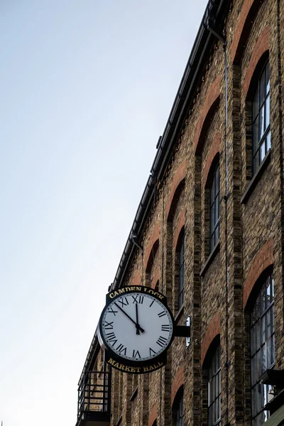 LONDON - DEC 9 : Camden Lock Market Hall Clock in London on Dec — 图库照片