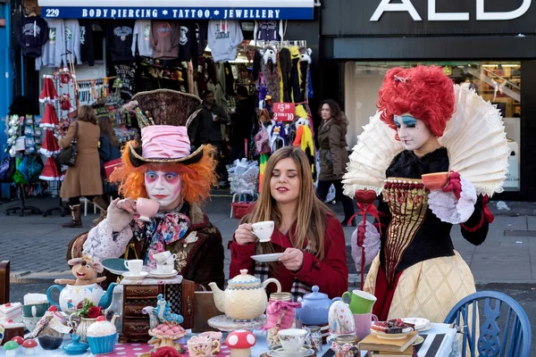 ЛОНДОН - DEC 9: Mad Hatter 's Tea Party at Camden Lock in London — стоковое фото