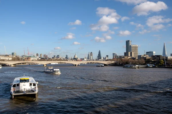 London - 9. Dez: Blick entlang der Themse auf die Financi — Stockfoto