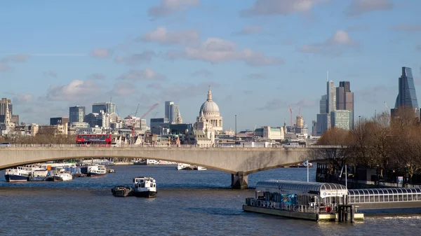 LONDRES - DIC 9: Vista a lo largo del río Támesis hacia St Paul 's C — Foto de Stock