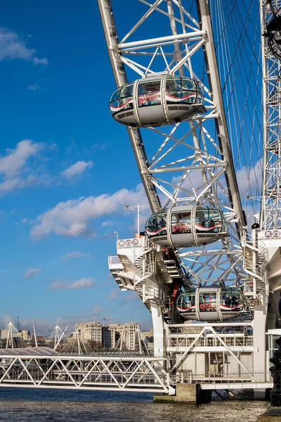 London - 9 Dec: Weergave van de London Eye in Londen op 9 december 2015 — Stockfoto